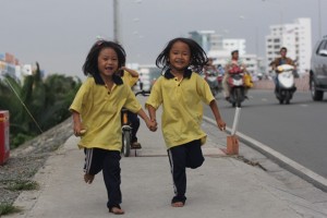 Anh Tuấn có hai cô con gái xinh xắn, hồn nhiên tên Trần Thảo Tuấn Huyền (6 tuổi, bên phải) và Trần Cẩm Thảo Thoại (7 tuổi). Cả hai bé đang theo học chương trình lớp 1 tại một trường tiểu học tình thương ở Q.7, cách nơi người cha làm việc hơn 1 km.