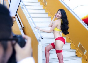 Case study VietjetAir thuê Ngọc Trinh chụp hình quảng cáo sexy