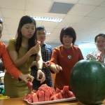 Các anh chị nhà báo Vietnamnet mua dưa ủng hộ nhóm Nông dân Online